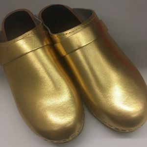 Metallic gold Cape Clogs size 39 (8.5)